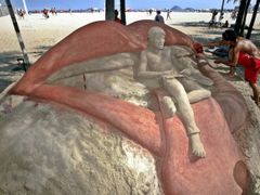 Posledních pár hromádek...a Carlos Pita dokončuje pískovou sochu Micka Jaggera na pláži Copacabana.