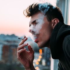 Kouření na balkoně - kuřák