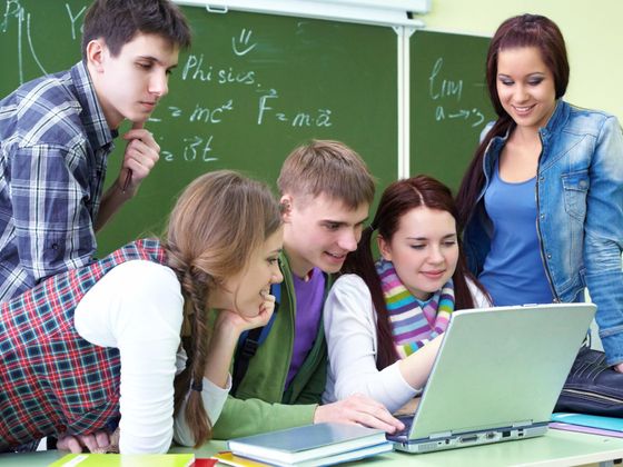 Informační a komunikační technologie (ICT) v českých školách Teenager - student - cool - škola - puberťák