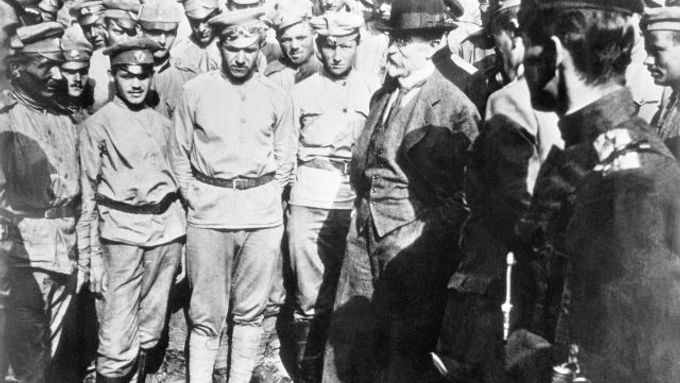 Tomáš Garrigue Masaryk (třetí zprava) beseduje s legionáři v Bobrujsku v roce 1917.