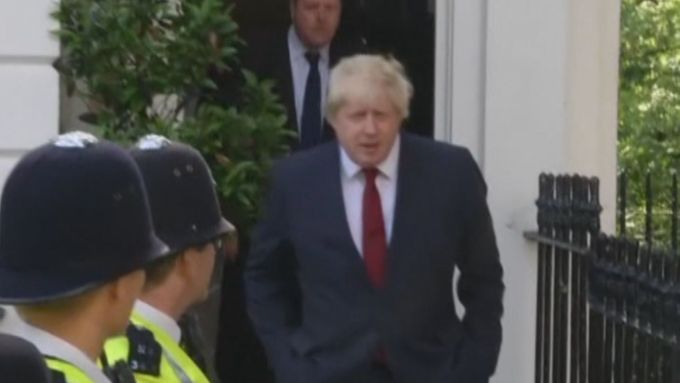 Příznivci setrvání Británie v Evropské unii dali po prohraném referendu najevo emoce před londýnským domem jednoho z lídrů kampaně za vystoupení.