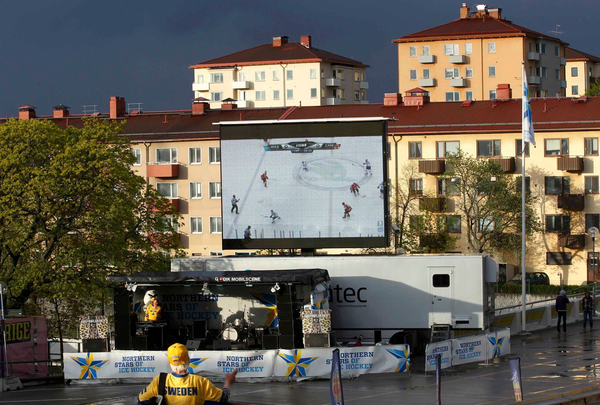 Švédský fanoušek sleduje na velkoplošné obrazovce zápas Kanada - Kazachstán