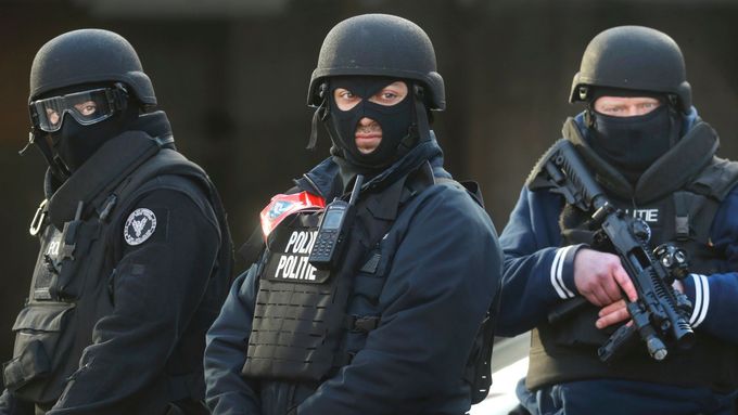 Příslušníci belgické protiteroristické jednotky v ulicích Bruselu.