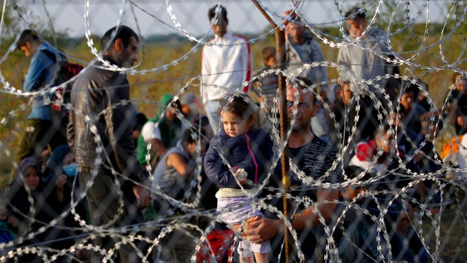 Běženci na maďarsko-srbské hranici.