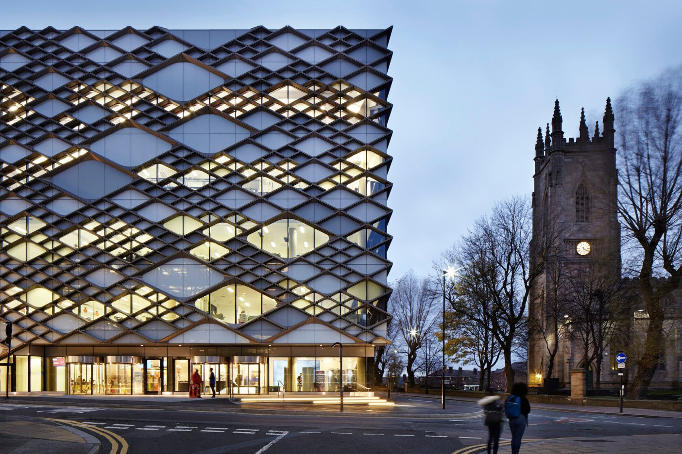 Nová univerzitní budova v Sheffieldu má českou fasádu