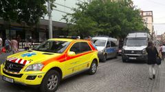 Záchranáři a policisté zasahují po vraždě v obchodním domě v Praze 5