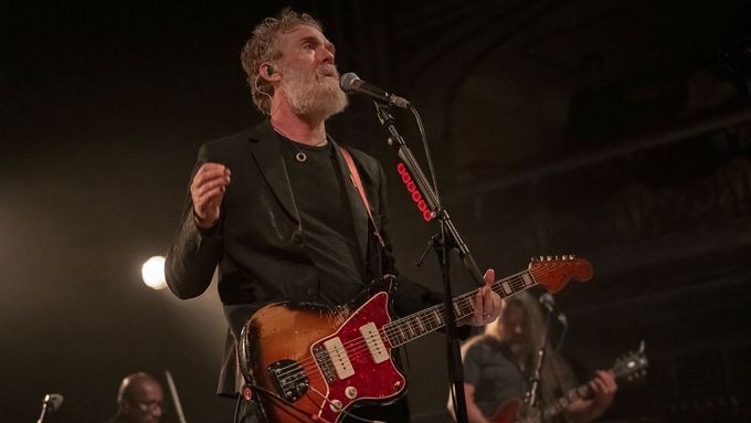 Irský hudebník Glen Hansard během svého pražského koncertu v Lucerně v roce 2023.
