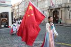 Čína, čínští turisté v Praze, vlajka, turista - ilustrační foto
