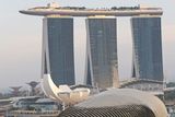Závod v Singapuru se jede v kulisách monumentálních mrakodrapů,...