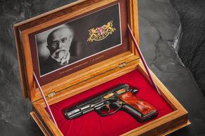 Pravda vystřelí: Pistole pro Trumpa a Masaryk jako Buffalo Bill