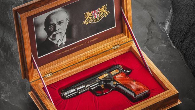 V krabici, kde je pistol uložena, je i portrét Tomáše G. Masaryka.
