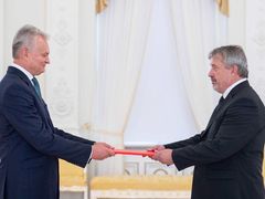 Český velvyslanec v Litvě Aleš Opata při předávání pověřovacích listin do rukou litevského prezidenta Gitanase Nausėdy.