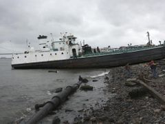 Běsnění hurikánu Sandy vyvrhlo na břeh i 700tunový tanker John B. Caddell. (Staten Island, New York)