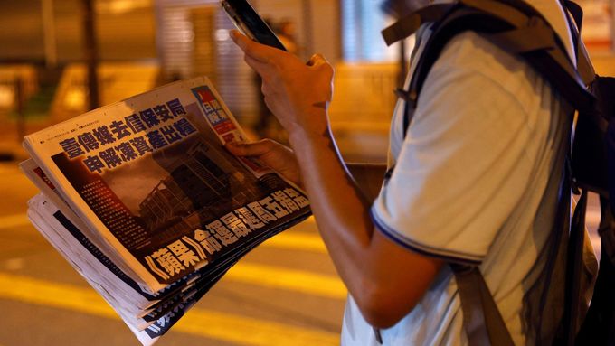 V Hongkongu končí protičínský deník Apple Daily.