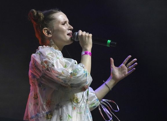 Ruská zpěvačka, která si říká Monetočka, žije v exilu.