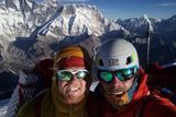 Jakub Kácha (vlevo) a Zdeněk Hák o víkendu stanuli na vrcholu nepálské velehory Ama Dablam.