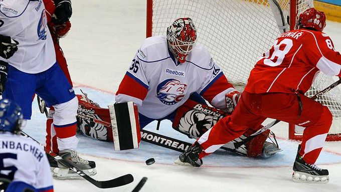 Hráči HC Slavia Praha mnoho gólových příležitostí neproměnili. Na snímku neúspěšná dorážka Jakuba Sklenáře (vpravo).