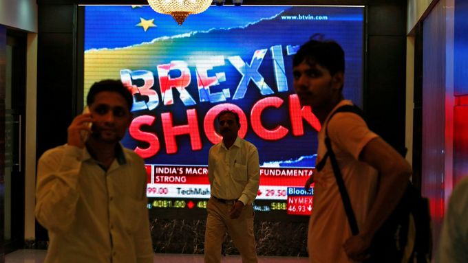 Novinky z trhů v souvislosti s vítězstvím Brexitu v budově burzy v indické Bombaji.