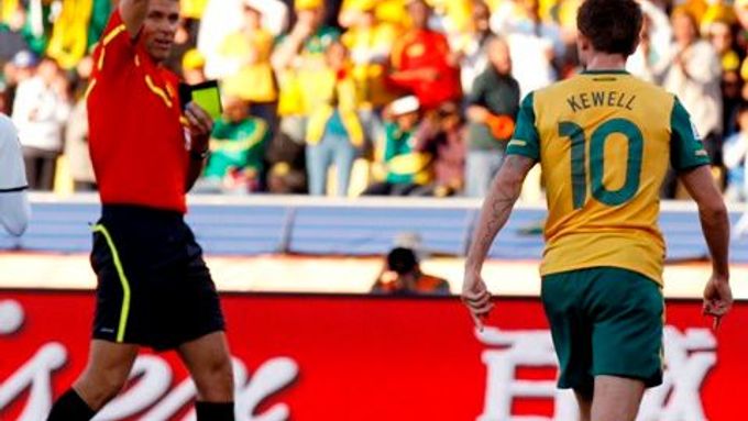 Harry Kewell dostává červenou kartu