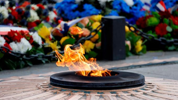 Hrob Neznámého vojína je významný památník umístěný pod Vítězným obloukem v Paříži od 11. listopadu 1920.