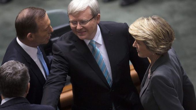 Staronový australský premiér Kevin Rudd (uprostřed) se zdraví se zástupci opozice Tonnym Abottem (vlevo) a Julií Bishopovou.