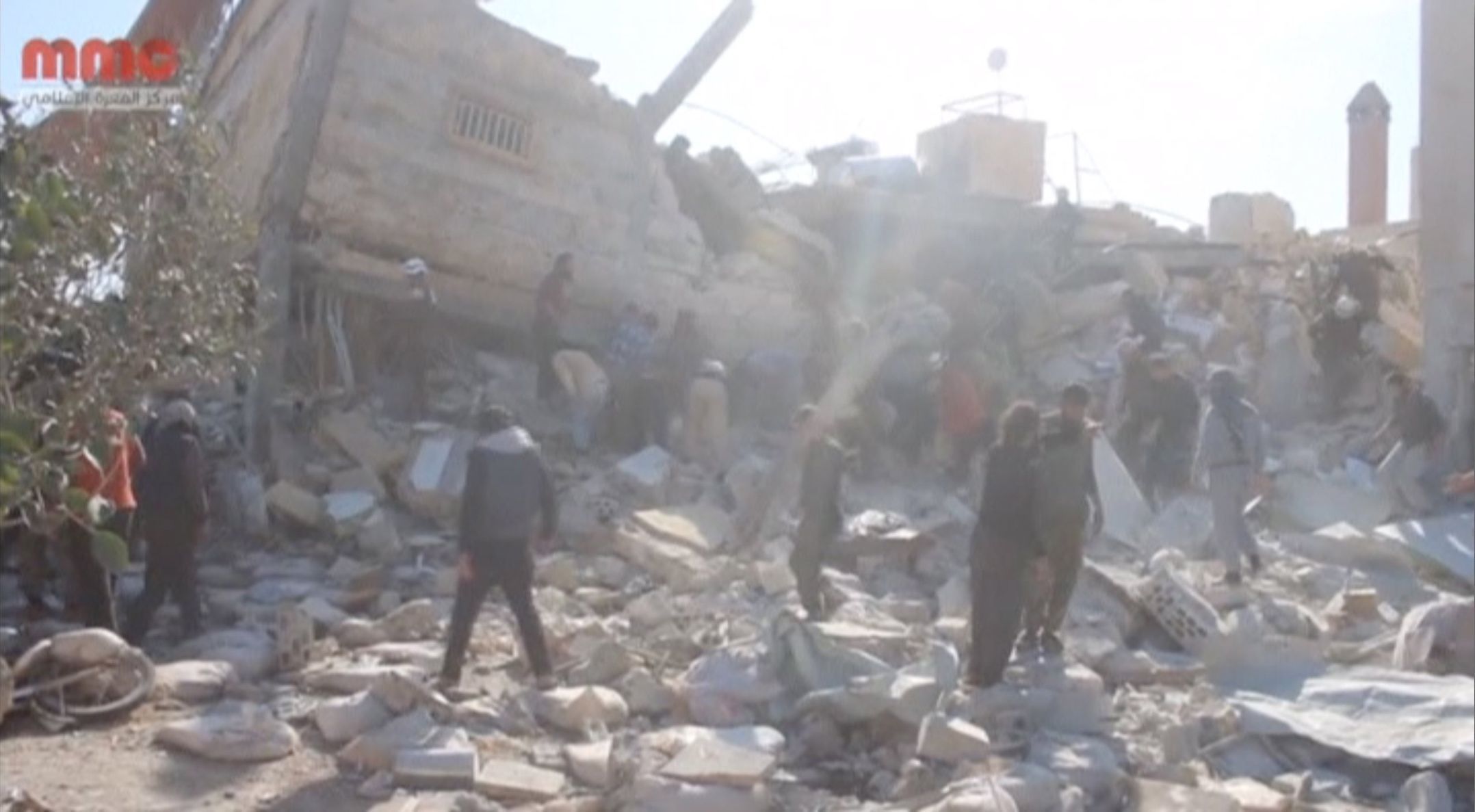 Zničená nemocnice ve městě Marát Numan (záběr z videozáznamu, pořízeného mobilním telefonem).