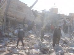 Zničená nemocnice ve městě Marát Numan (záběr z videozáznamu, pořízeného mobilním telefonem).