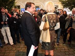 Jiří Paroubek dorazil do restaurace Hybernia i s manželkou Petrou Paroubkovou.