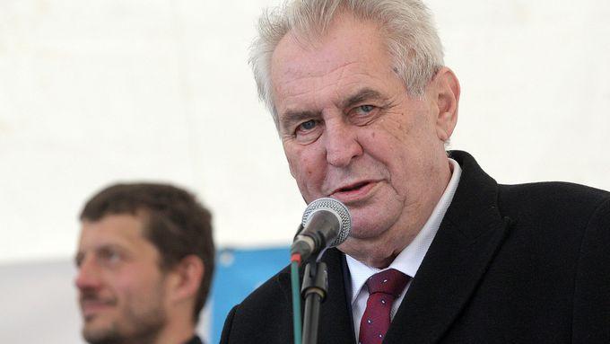 Ve svobodné společnosti se tyto věci řeší volbami, a nikoli pouličními výkřiky, řekl prezident Miloš Zeman na tiskové konferenci.