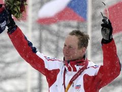 Lukáš Bauer na stupních vítězů po běhu na 15 km klasicky.