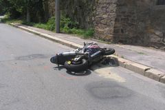 U Votic zahynul motorkář, dva lidé těžce zraněni