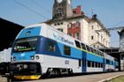 Vlak srazil v Praze chodce, na místě zemřel
