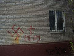 Hákový křiž na zdi domu v severní části Moskvy.