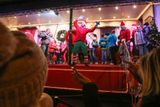 "Pojďte si s námi dát elfí taneček," pěje zkušený bavič parkovišť do rytmů písně Shake Up Christmas.