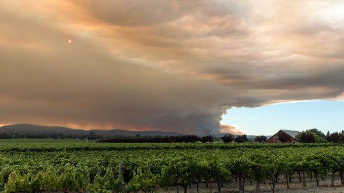 Požár poblíž kalifornských vinic