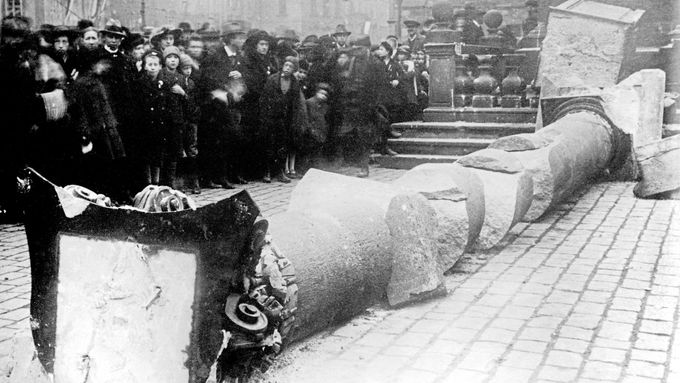 Stržení mariánského sloupu na Staroměstském náměstí v Praze 3. listopadu 1918.