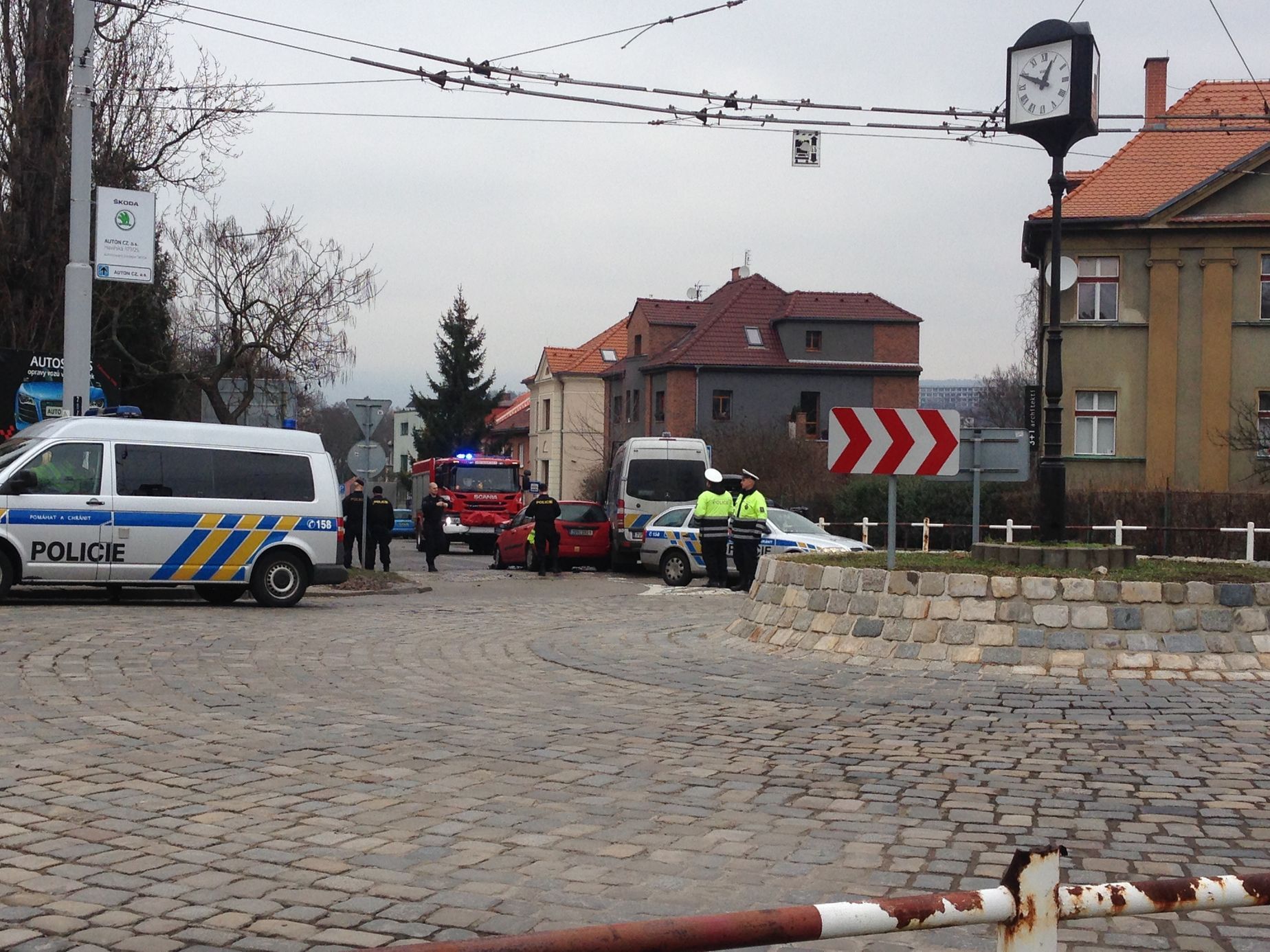 Dopravní nehoda tří aut včetně vozidla policie v Ústí nad Labem 7. 2. 2016