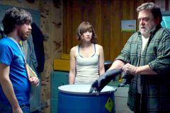 V Ulici Cloverfield 10 se dějí děsivé věci, varuje John Goodman v novém traileru