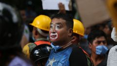 Pouliční klaun, který dorazil spolu s ostatními dobrovolníky, aby pomohl hledat přeživší po zemětřesení v Mexiku.