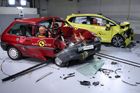 Jsou auta bezpečnější než před 20 lety? Srovnávací crash test vozů Rover 100 a Honda Jazz