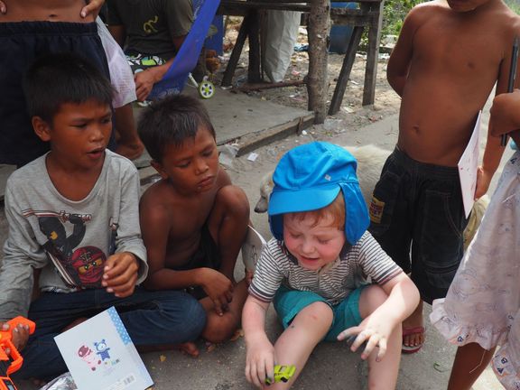 Zádumčivý Kryštof se v Thajsku nebál si hrát s ostatními dětmi. 
