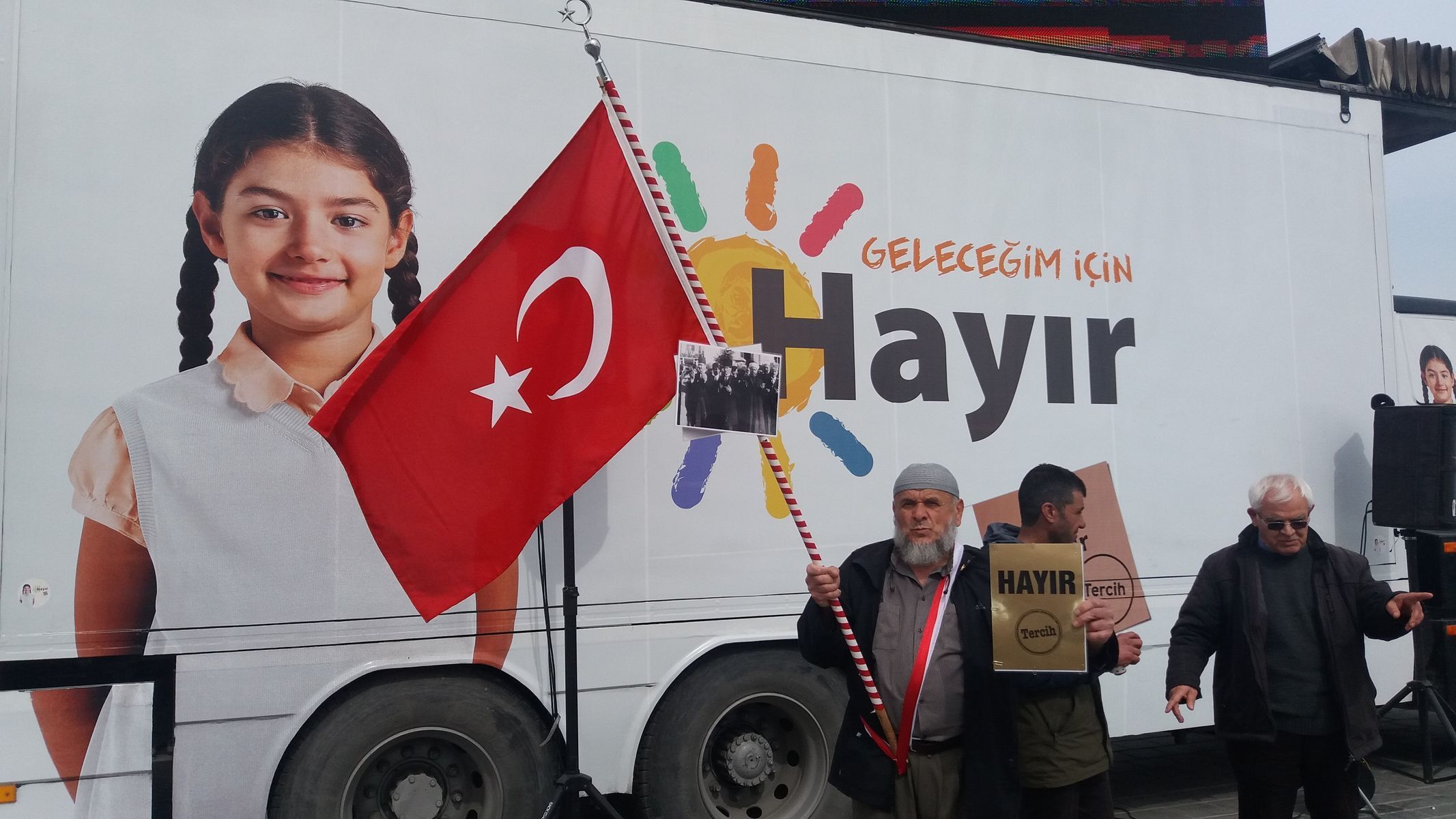Kampaň proti změnám ústavy před referendem v Turecku.