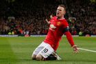 I když se Manchesteru United v této sezoně nedaří podle představ, Wayne Rooney si loni vydělal dalších 12 milionů liber a s majetkem v hodnotě 72 milionů (2,76 miliardy korun) se v žebříčku posunul na druhé místo.
