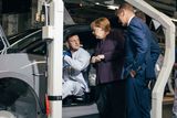 Herbert Diess provedl kancléřku Merkelovou po výrobní lince