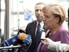 Merkelová přijíždí na bruselský summit.