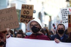 Polsko bouří kvůli potratům. Protestují i naštvaní katolíci, říká novinář