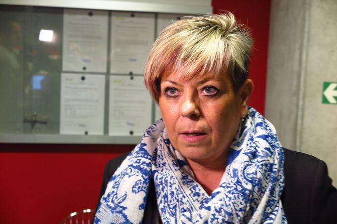 Ivanka Kohoutová, ředitelka Střední zdravotnické školy v Praze 10 před soudem, který projedával spor o nošení muslimského šátku