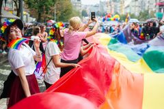 Nenávist a pohrdání. Výtržníka z Prague Pride čeká soud za spálení vlajky a světlice