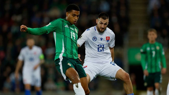 Shea Charles a Matúš Bero v zápase kvalifikace MS Severní Irsko - Slovensko