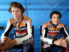 Španělští stájoví kolegové Esteve Rabat (vlevo) a Marc Marquez (vpravo) čekají, až jim mechanici od Repsol KTM 125 připraví motocykly k testovacím kilometrům.